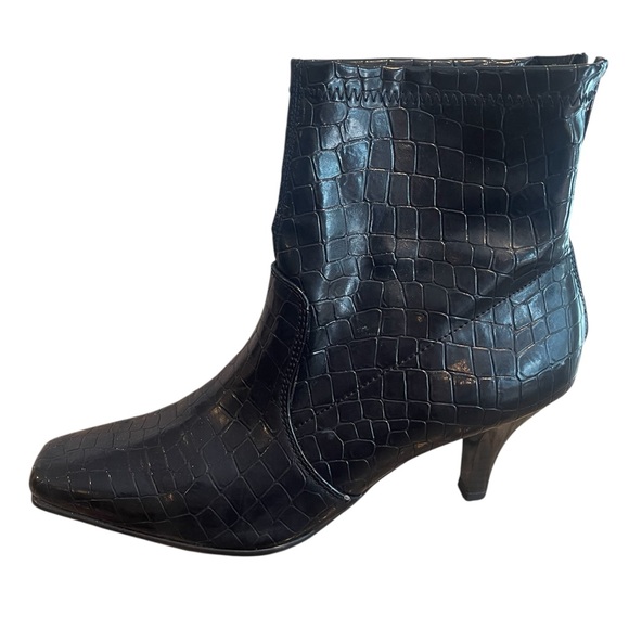 Aerosoles Women’s Black Vegan Embossed Leather Booties SZ 9 - Picture 1 of 8